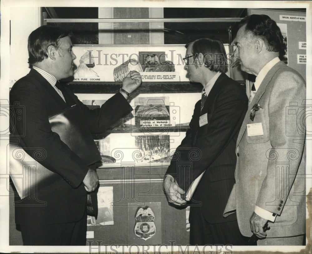 1972 Press Photo Leo Goodwin looks at display on drugs, Fairmont Roosevelt - Historic Images