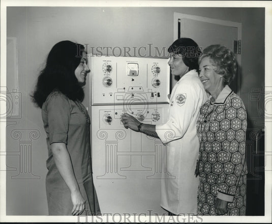  Press Photo Mary Giffen with Two Ladies By a Machine- Historic Images