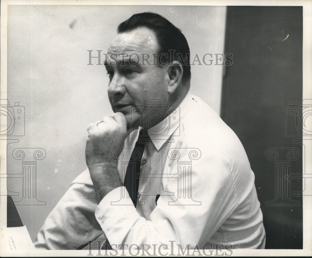 1968 Press Photo George Gibson with his hand on his chin, Jefferson - nob21212