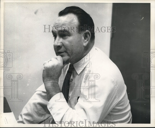 1968 Press Photo George Gibson with his hand on his chin, Jefferson - nob21212