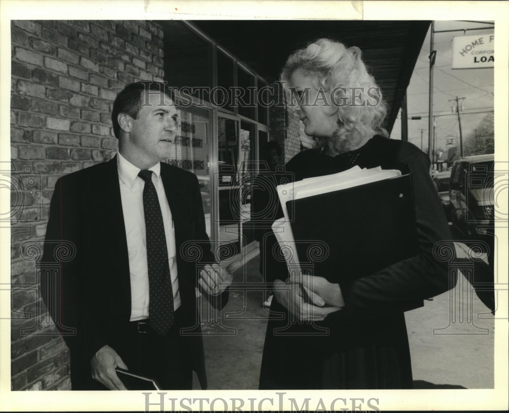 1989 Press Photo Milton Gibson talks with attorney Judith Robertson, St. Tammany- Historic Images