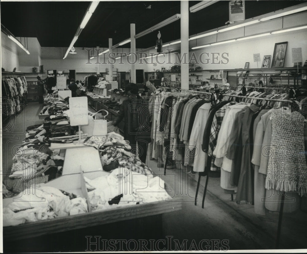 1977 Press Photo Customers at Goodwill Rehabilitation Center&#39;s Bargain Center- Historic Images