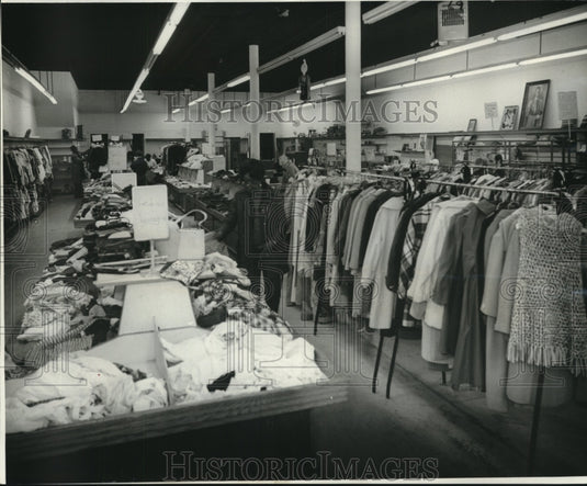 1977 Press Photo Customers at Goodwill Rehabilitation Center's Bargain Center- Historic Images