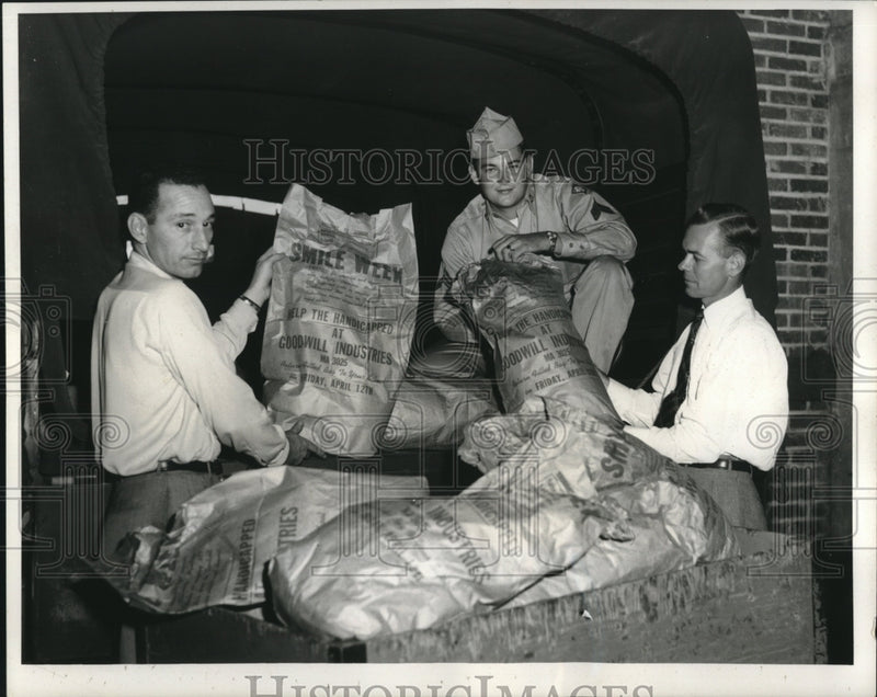 Load image into Gallery viewer, 1957 Press Photo Goodwill Industries members collect clothe for Smile Week event
