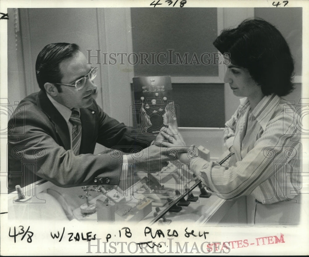 1977 Press Photo Elliott Goldman, manager of Zales Jewelers assists a customer- Historic Images