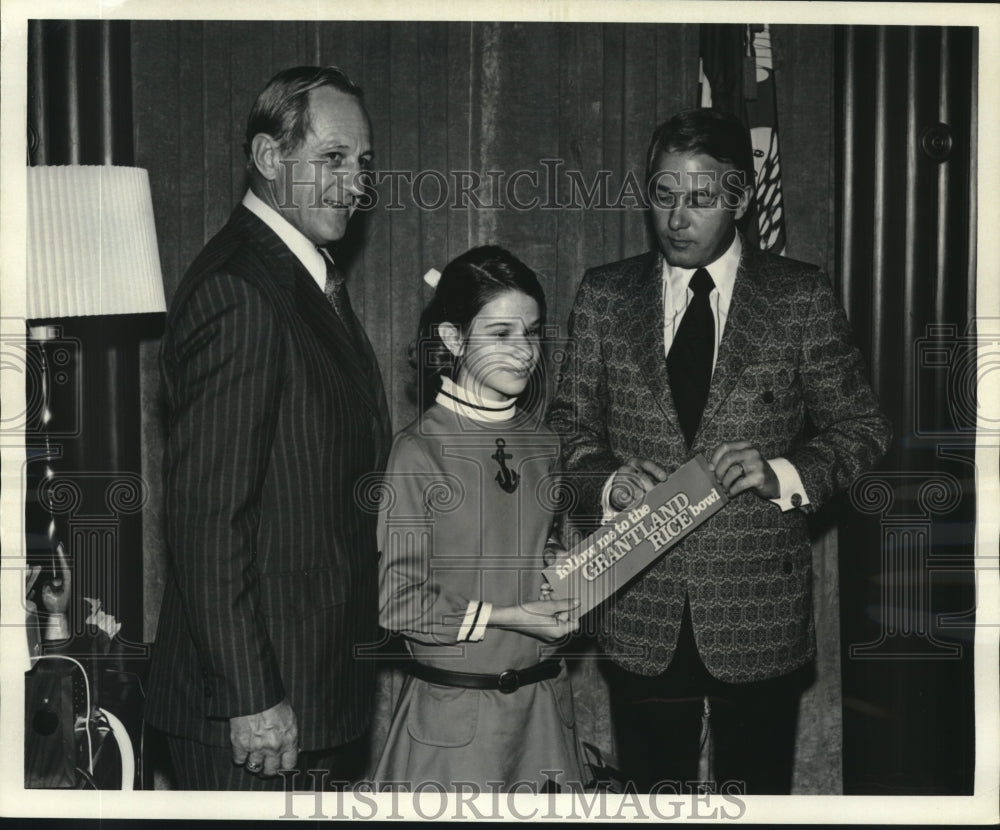 1972 Press Photo Governor Edwin Edwards with Mary Jane Haupt of Louisiana State - Historic Images