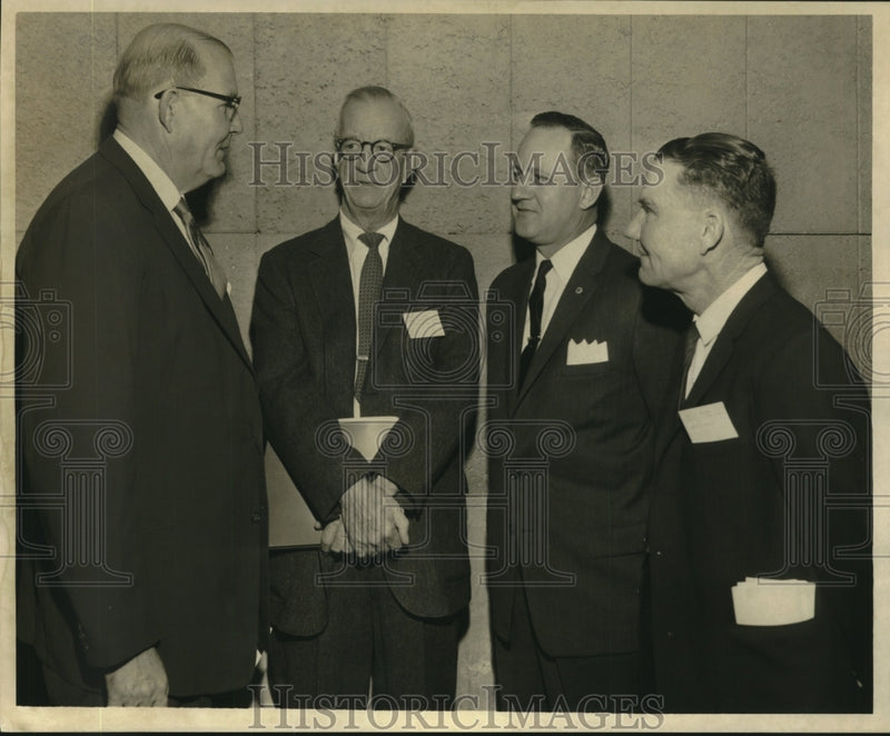 Load image into Gallery viewer, 1961 Press Photo Deelay Dawson, Fred Lang etal in Farm Forum at Roosevelt Hotel
