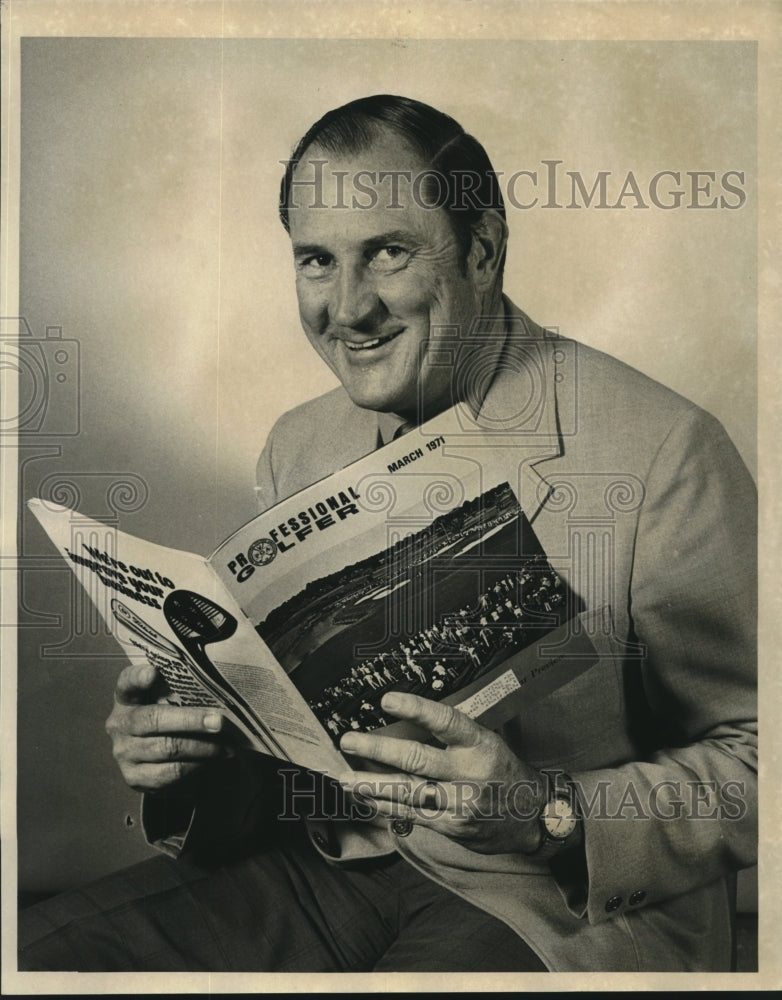 Load image into Gallery viewer, 1971 Press Photo Charley Glueck, GNOO Chairman, reading Professional Golfer
