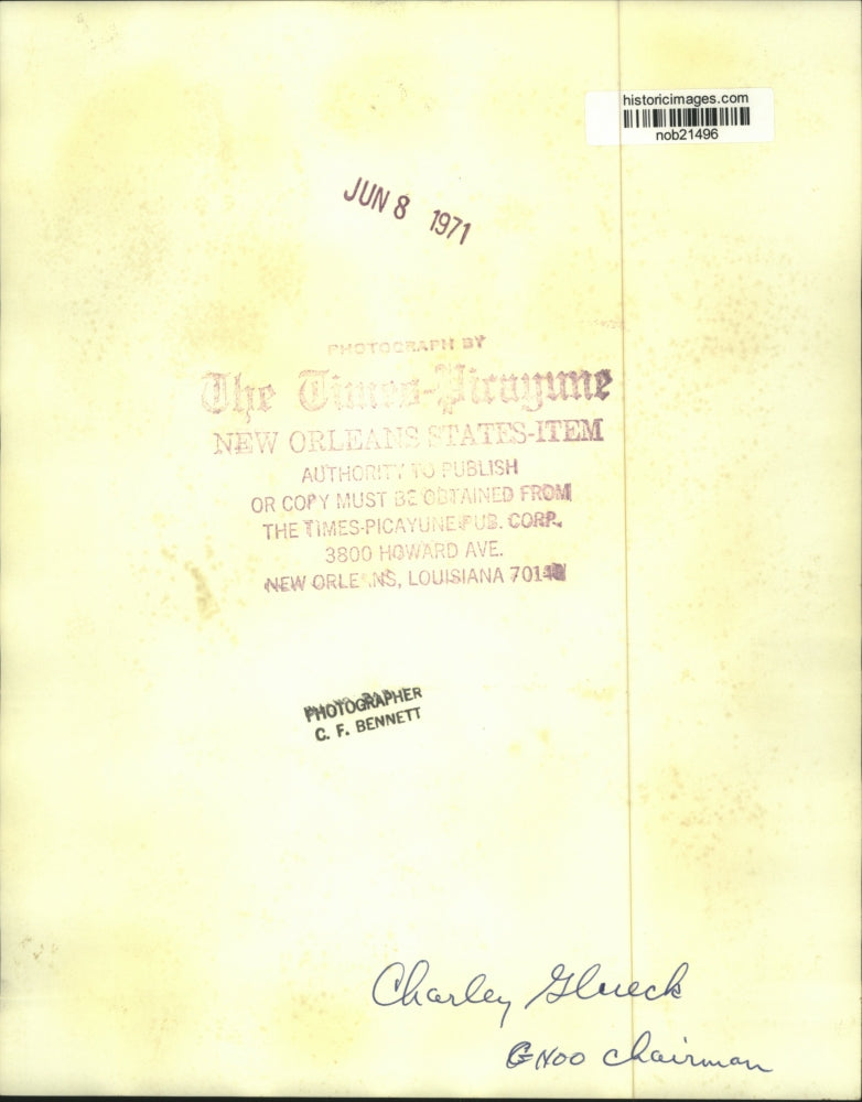 1971 Press Photo Charley Glueck, GNOO Chairman, reading Professional Golfer