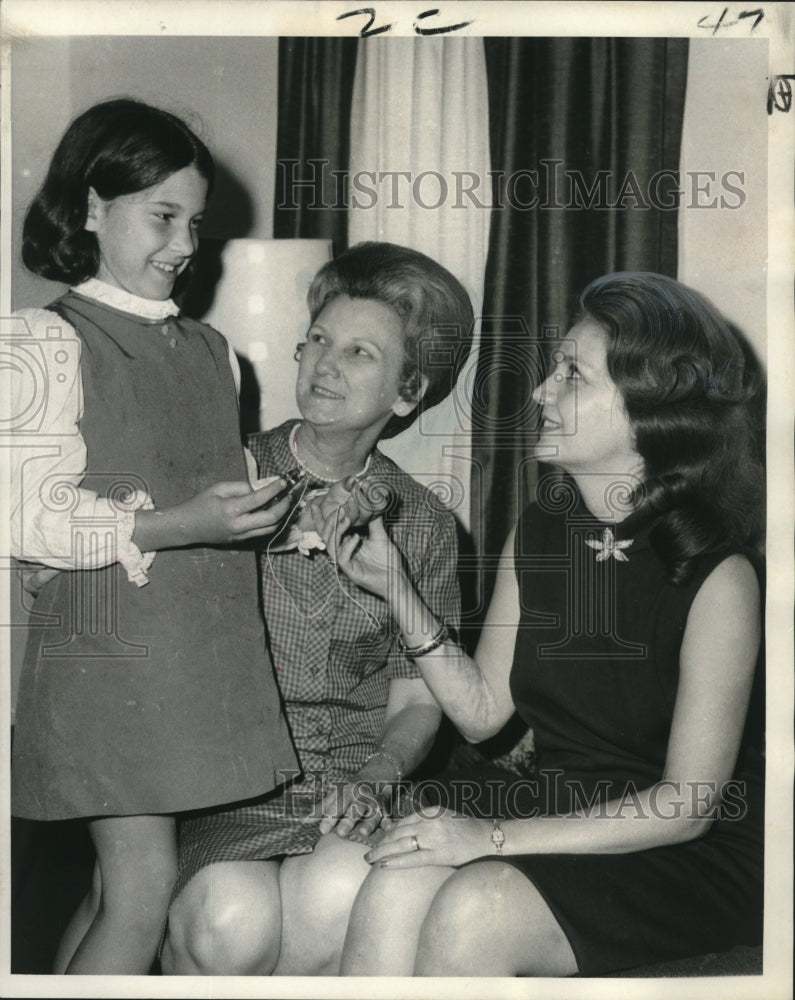 1970 Press Photo Opti-Mrs. Club members helping girl to hear again - nob21519