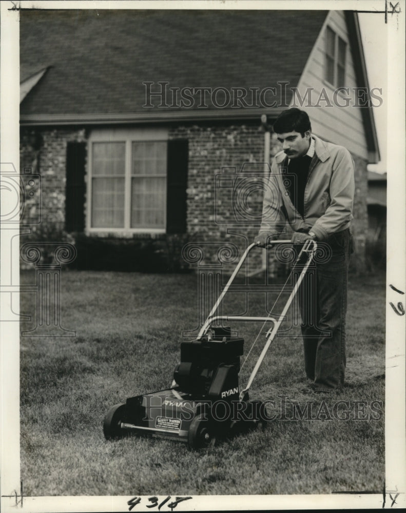 1978 Press Photo Man cutting grass, New Orleans - Historic Images