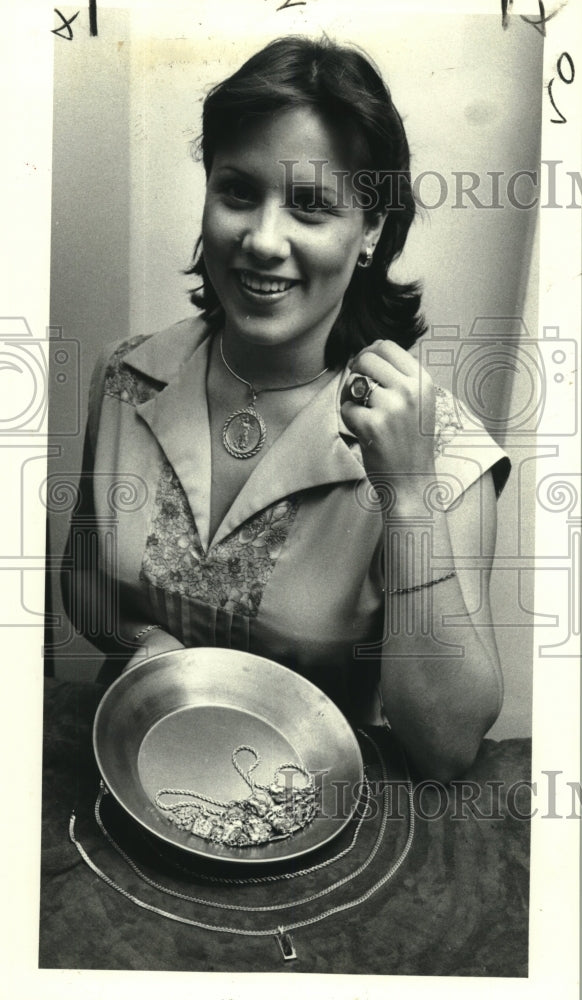 1979 Press Photo Wanda Caire wears and displays various types of gold jewelry- Historic Images