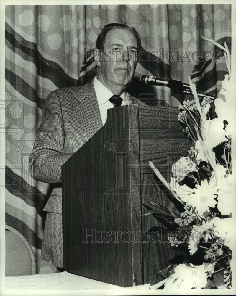 1977 Press Photo Patrick Green speaking at a podium- Historic Images