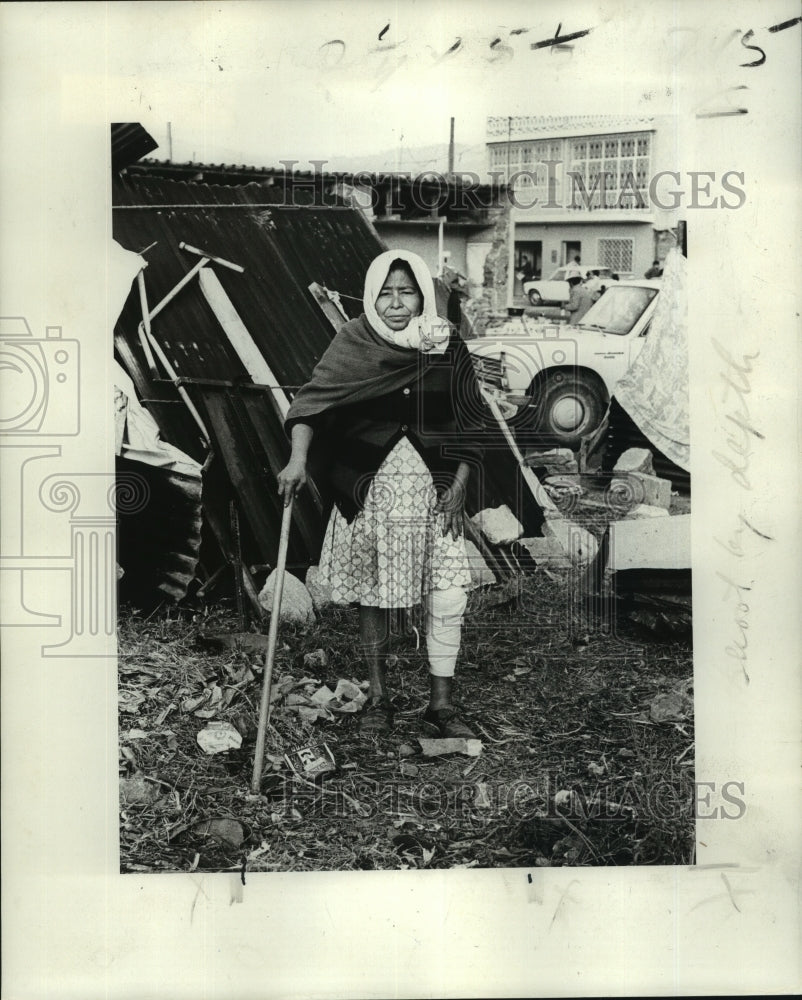 1976 Press Photo A woman with minor injuries after quake in Guatemala - Historic Images