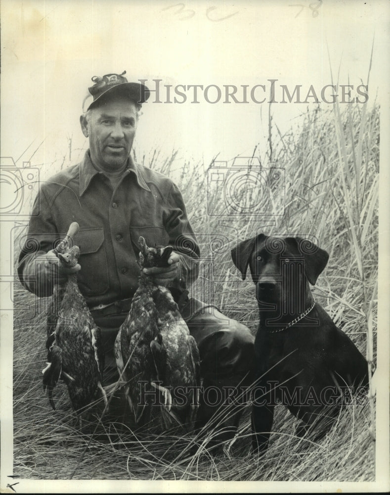 1972 Press Photo Al Guichet &amp; hunting companion pose with the results of a hunt.- Historic Images