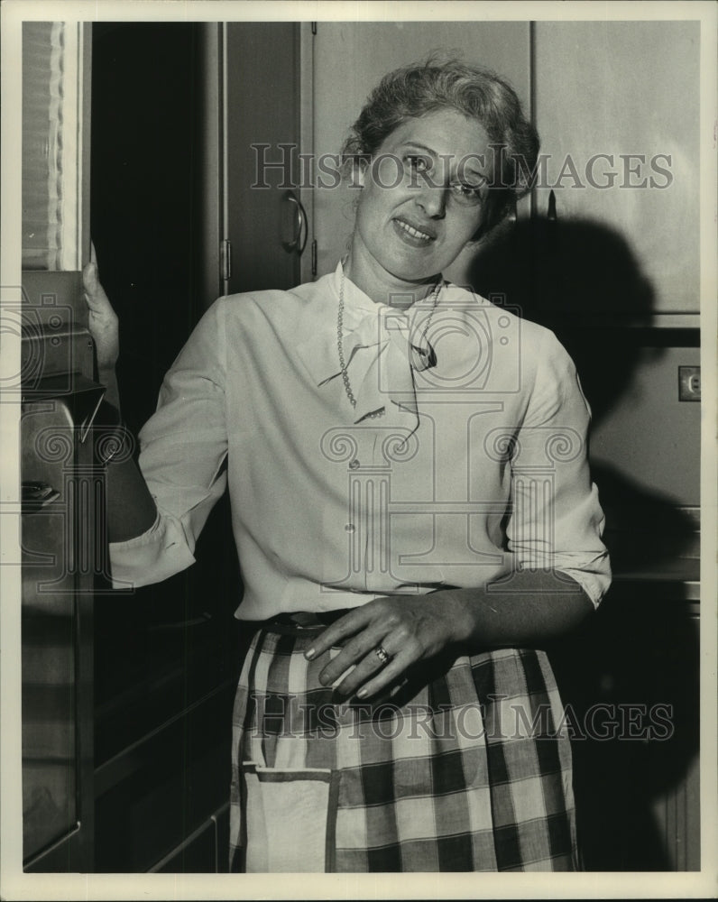 1973 Press Photo Myraim Guidroz, standing next to an oven - nob21799