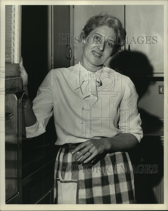 1973 Press Photo Myraim Guidroz, standing next to an oven - nob21799