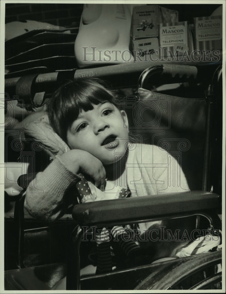 1972 Press Photo Nadine Guidroz hugs Raggedy Ann, waiting in hospital  - Historic Images