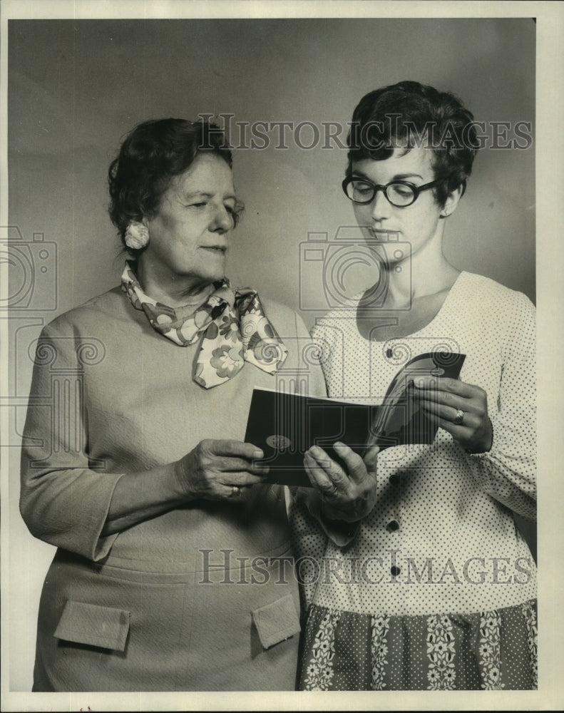 Load image into Gallery viewer, 1970 Press Photo Mrs. Edwin R. Guidry and Mrs. Charles Toot of AAUW - nob21825
