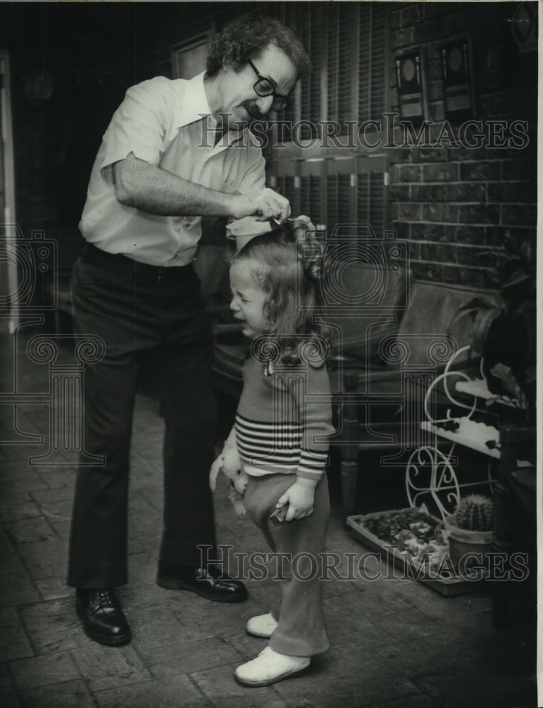 1976 Press Photo New Orleans-Stephen Guilbault Cuts Crying Toddlers Hair