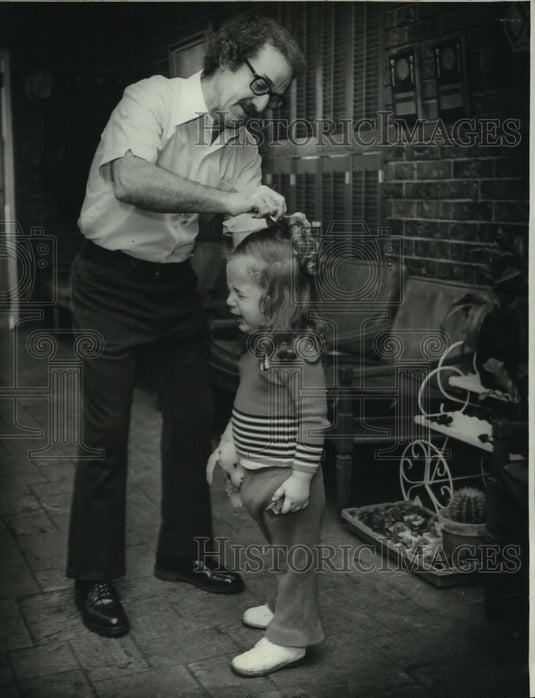 1976 Press Photo New Orleans-Stephen Guilbault Cuts Crying Toddlers Hair