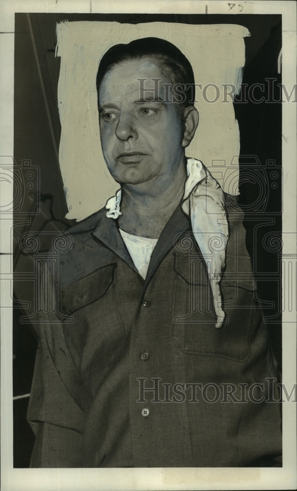 1952 Press Photo Pool parlor manager Frank Gragnon after the attack - nob21887