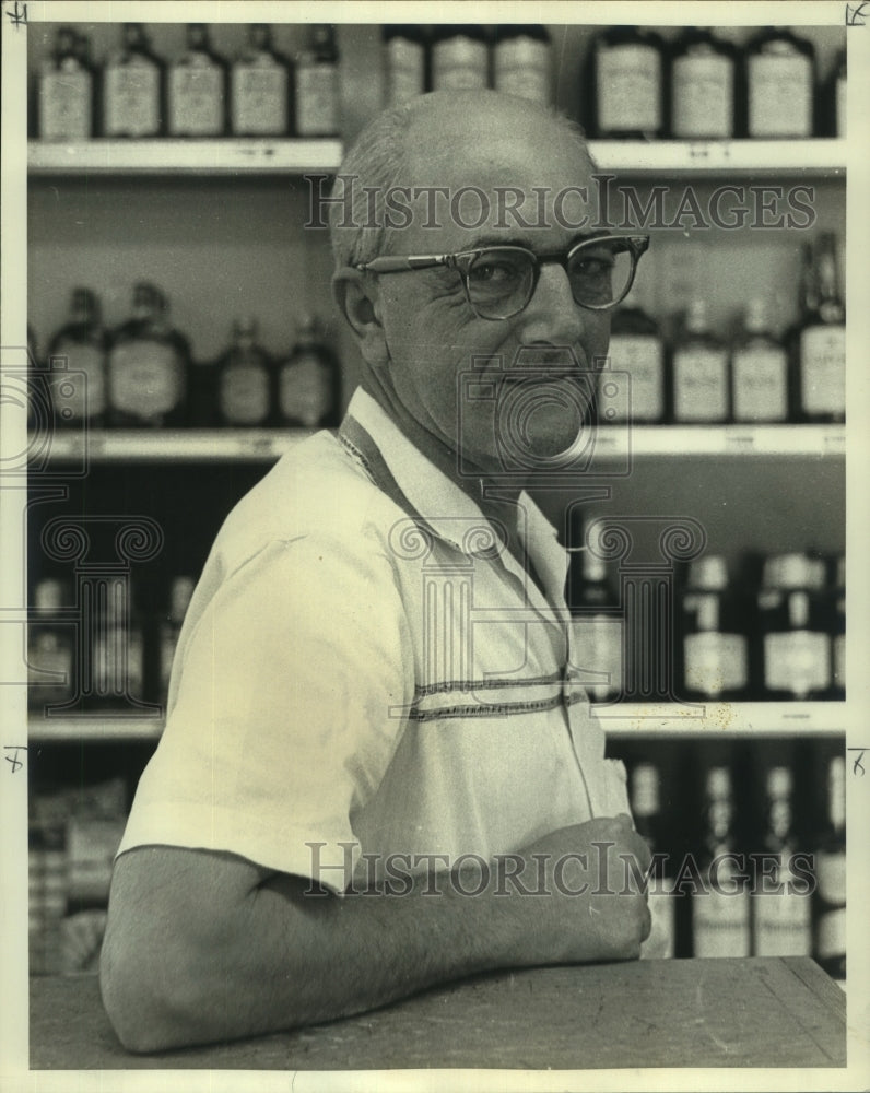 Load image into Gallery viewer, 1960 Press Photo Liquor store operator Vincent joins his brothers for bowling
