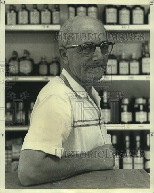 1960 Press Photo Liquor store operator Vincent joins his brothers for bowling