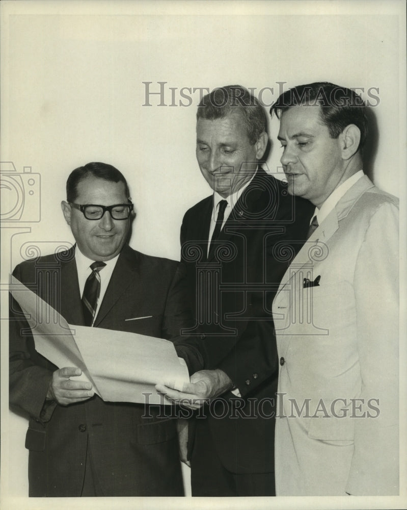Load image into Gallery viewer, 1968 Press Photo Judge Lulotta, James Pejant and Floyd Reid - nob21945

