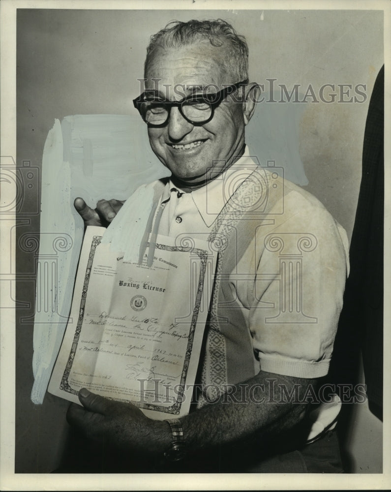 1967 Press Photo Dominick Gulotta shows boxing license - nob21947