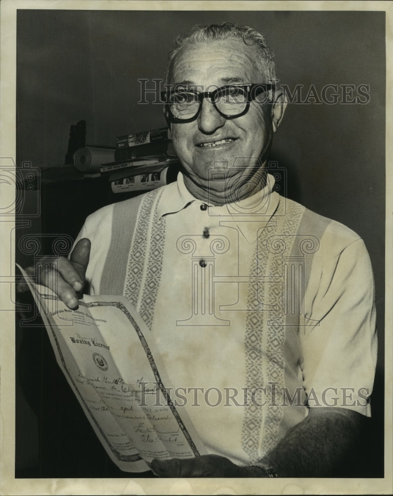 1967 Press Photo Dominick Gulotta shows boxing license - nob21948- Historic Images