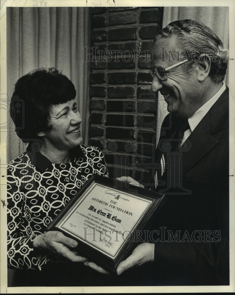 1976 Press Photo Mrs. Oren Gum of Louisiana Arthritis Foundation receives award- Historic Images