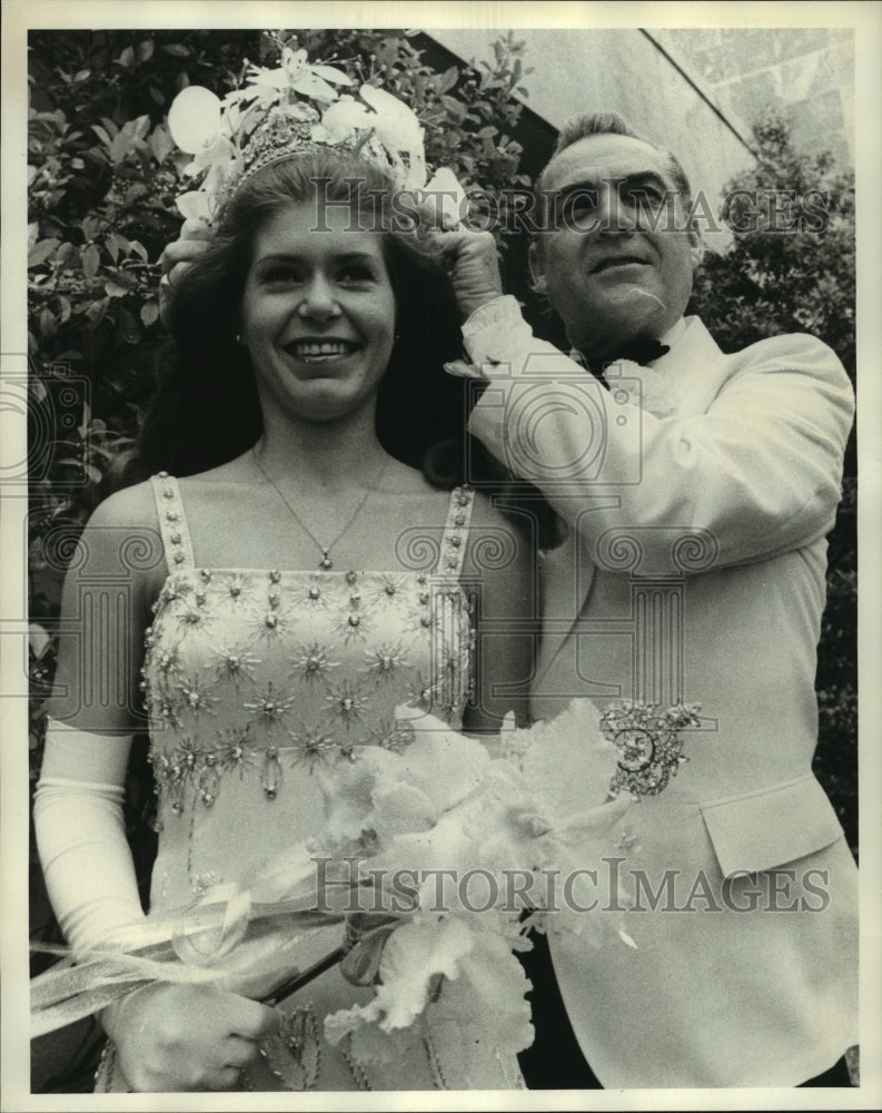 1975 Press Photo Gayle Patricia Graffagnino, crowned by her father Anthony - Historic Images