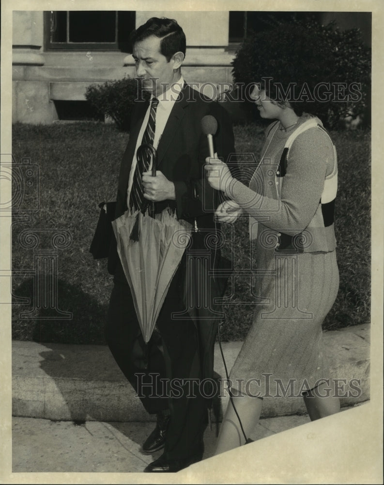 1972 Press Photo Floyd Greene interviewed by a reporter - Historic Images