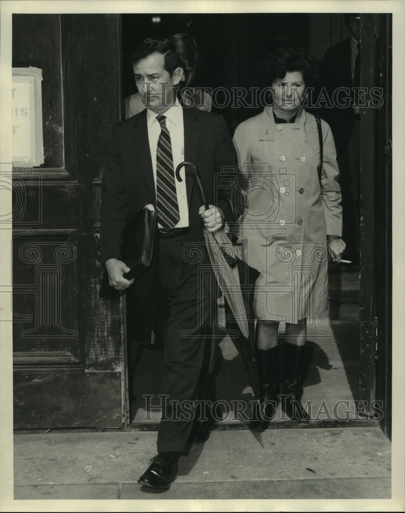 1972 Press Photo Floyd Greene stepping out of a building - Historic Images