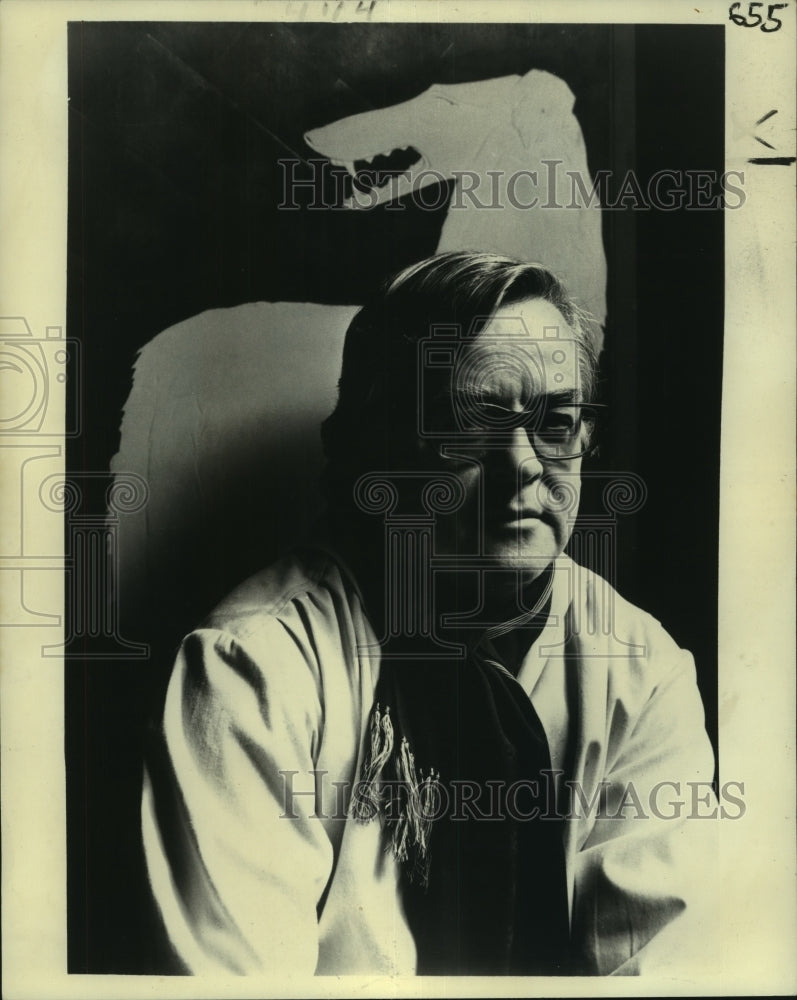 1976 Press Photo Geoffrey Beene, Designer, in front of dog paining 
- Historic Images