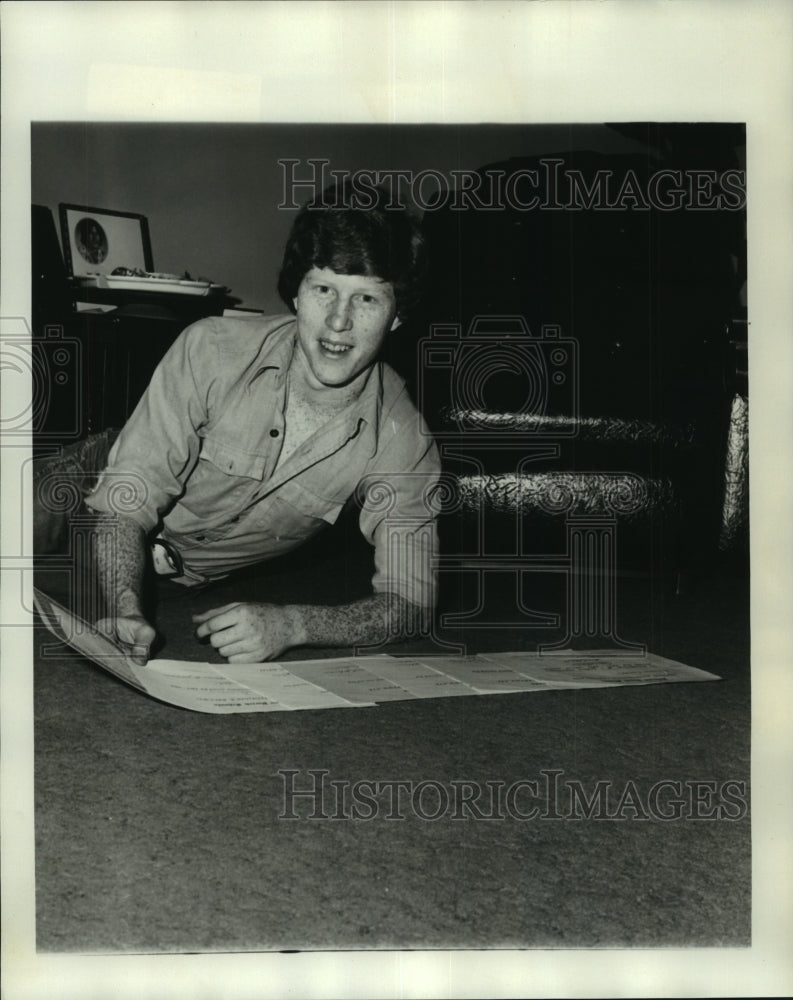 1976 Press Photo Gary Greaves displaying his most important documents - Historic Images