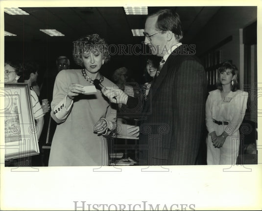 1991 Press Photo Judy Green and Jim Piercy announce the winner of door prize.- Historic Images