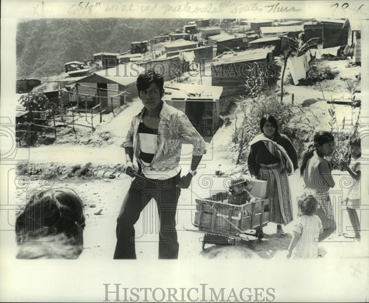 1977 Press Photo David Sanchez & family walk up hill in Colony Guatemala- Historic Images