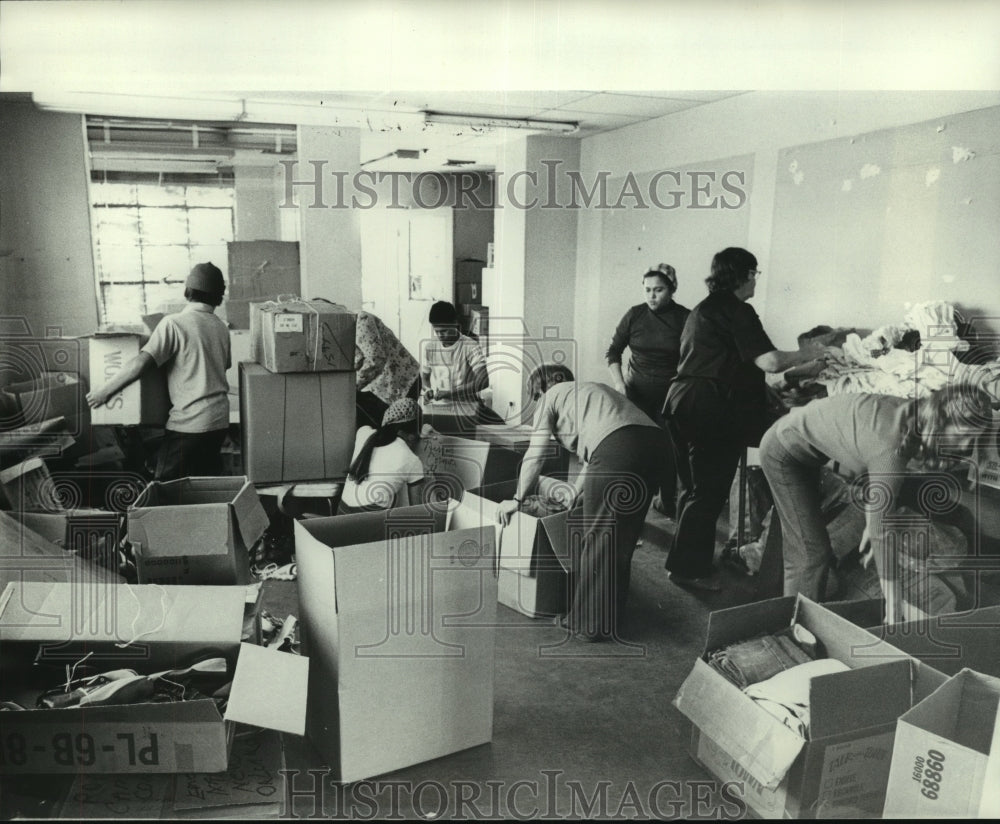 1976 Press Photo Guatemala Relief Aid members packing up supplies to be shipped