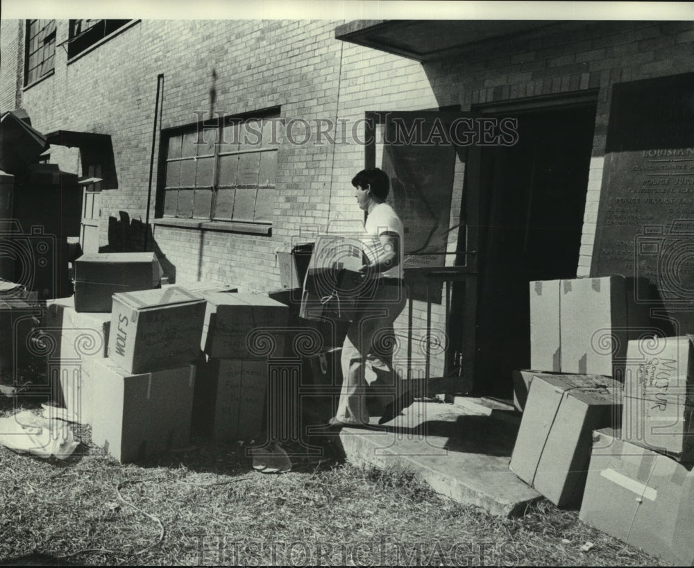 1976 Press Photo Guatemala Relief Aid worker stacks supply boxes ready to ship- Historic Images