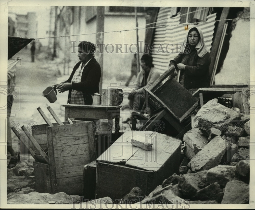 1976 Press Photo Guatemala residents live among rubble after earthquake- Historic Images