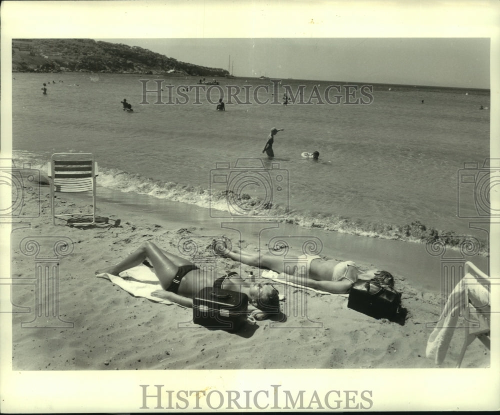 1971 Press Photo People enjoying the sun &amp; water in Apollo Greek resort, Greece - Historic Images