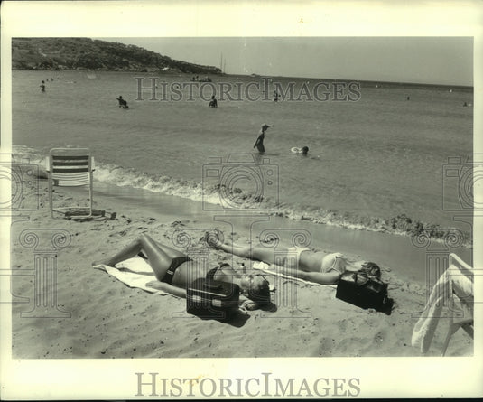 1971 Press Photo People enjoying the sun & water in Apollo Greek resort, Greece - Historic Images