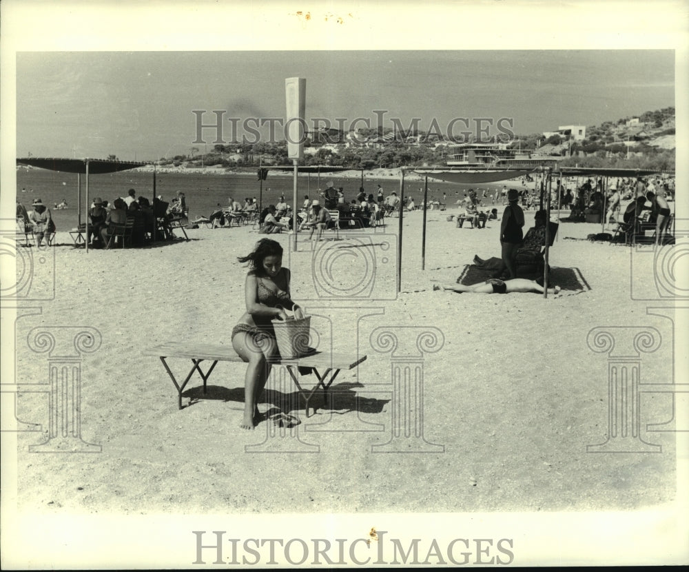 1970 Press Photo Sunbathers enjoy the beach and the sun - Historic Images