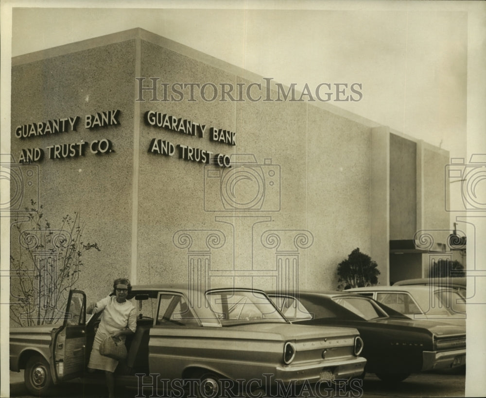 1967 Press Photo Guaranty Bank and Trust Company building - nob22336