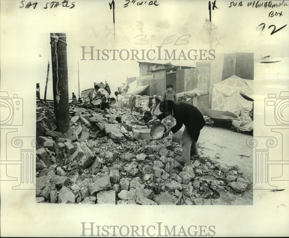 1976 Press Photo Guatemala Earthquake Survivors Searches Through Rubble- Historic Images