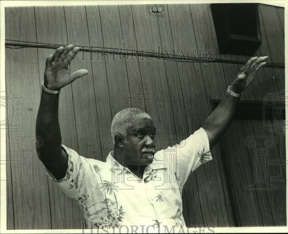 1979 Press Photo Dan Green With Arms Raised- Historic Images