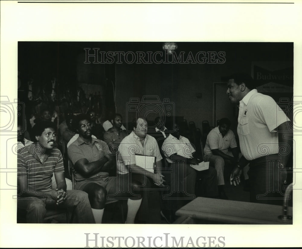 1983 Press Photo Northwestern Football Coach Dannis Green Addresses Group- Historic Images