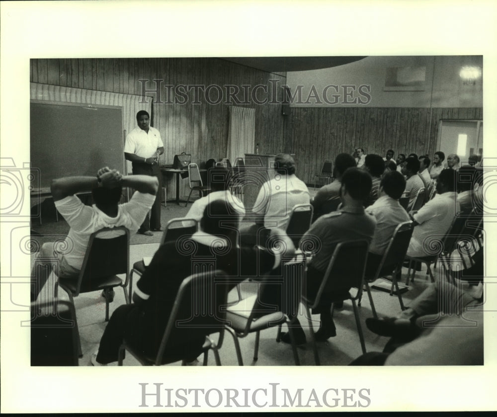 1983 Press Photo Northwestern Football Coach Dannis Green Addresses Group- Historic Images